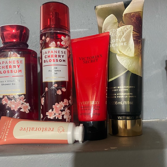 Victoria's Secret Red and White Gift Set - Picture 2 of 3